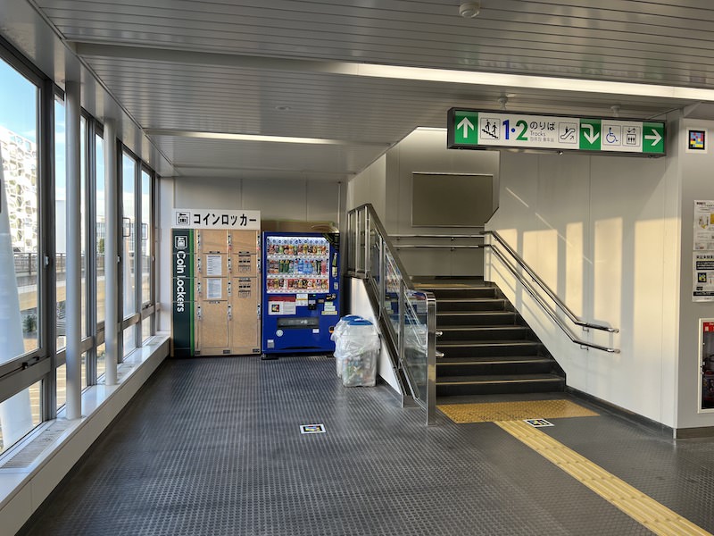 改札内のホームへ上がる階段横にあるコインロッカー