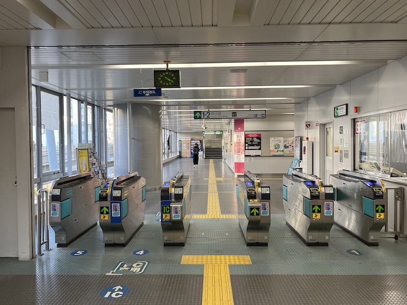 改札外から見た改札内のコインロッカー。改札内コンコースの一番奥にある。