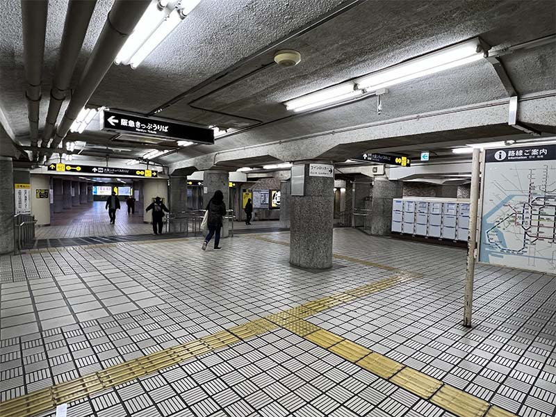 大阪メトロ・阪急のきっぷうりばの前にコインロッカーがある