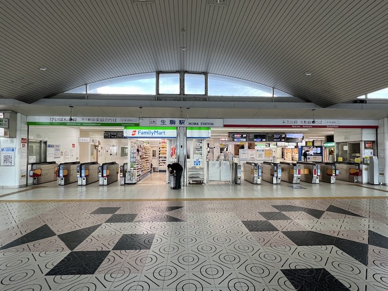 中央改札口。生駒駅は奈良線・生駒線とけいはんな線で改札が別になっている。