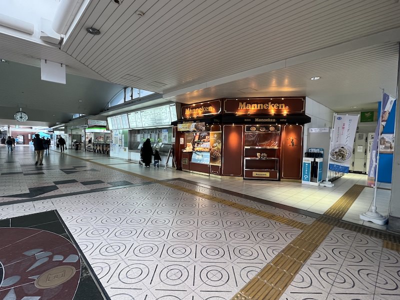 中央改札口を出て自由通路を左へ進む。ワッフル屋横の奥まったスペースにコインロッカーがある。