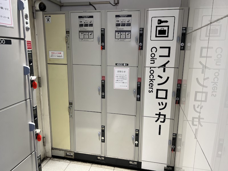 中央改札口外自由通路内のコインロッカー