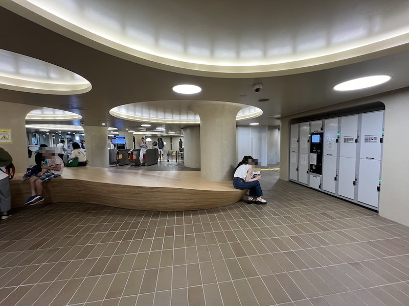 コインロッカー側から東改札を見る