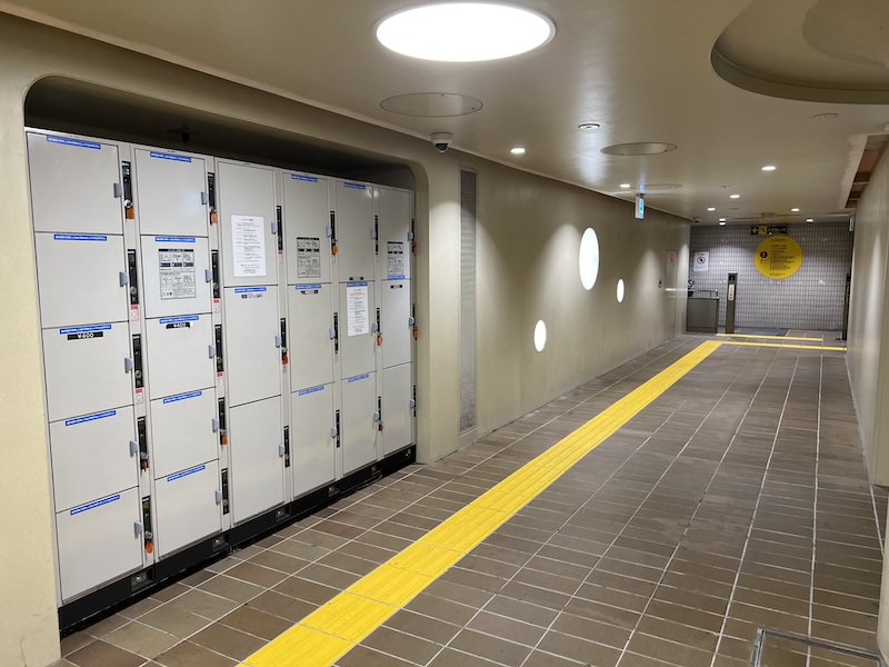 2号出入口への通路内にコインロッカーが設置されている