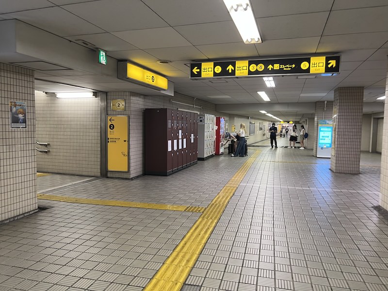 南改札を出て左側2号出入口横にコインロッカーが見える
