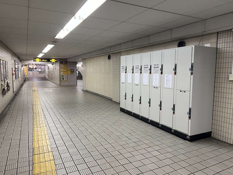 通路内右側にもコインロッカーが設置されている