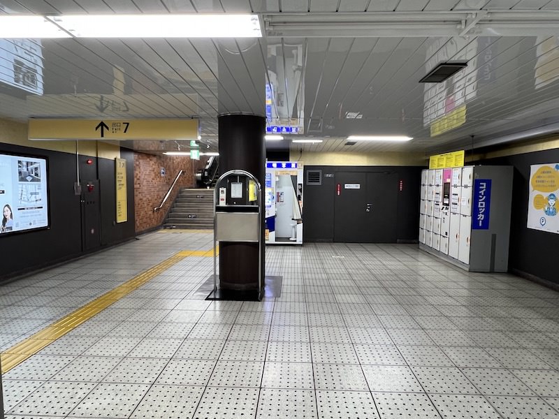 出口7の近くにあるコインロッカー