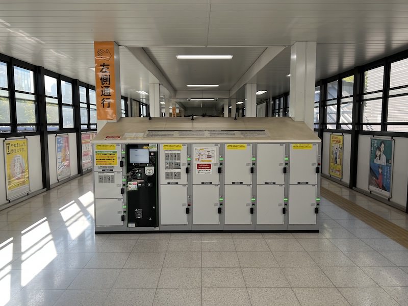エレベーター出て正面のコインロッカー