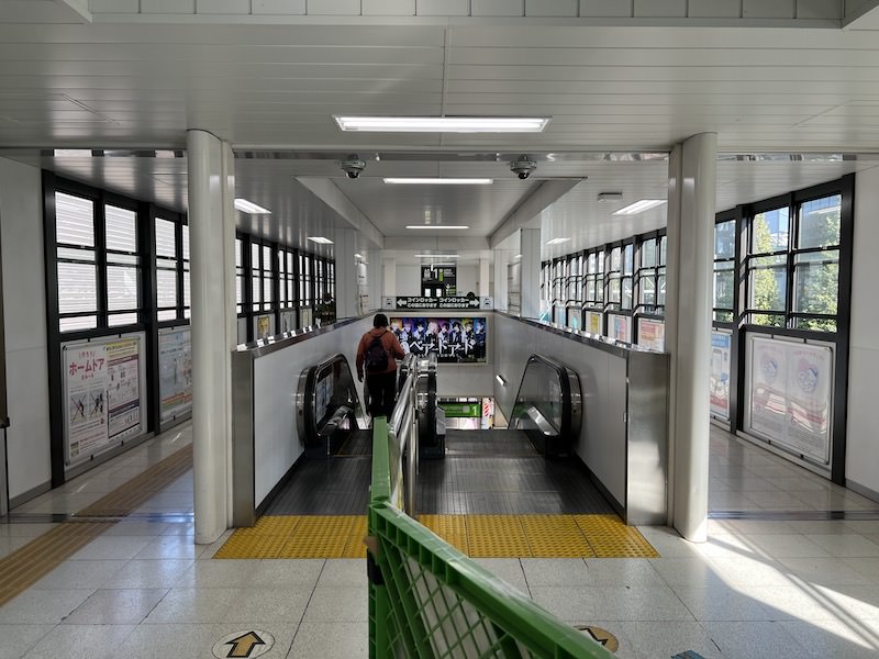 内回りホームへのエスカレーター