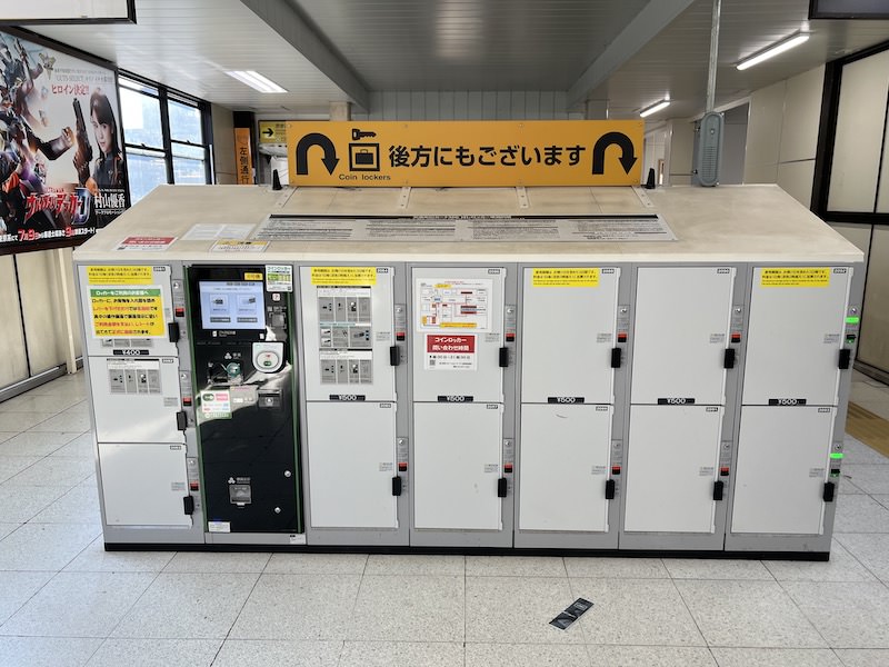内回りホームへのエスカレーター前にあるコインロッカー