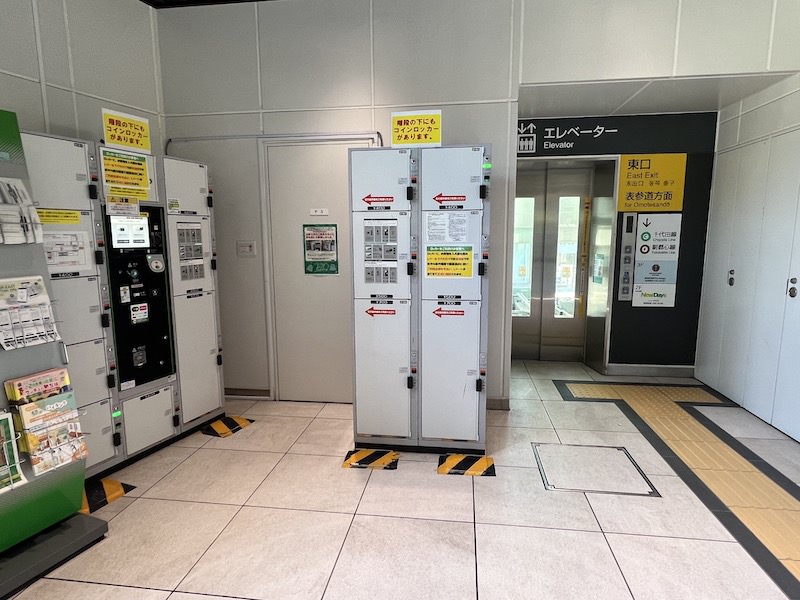 表参道改札正面にある東口へ向かうエレベーター。すぐ横にコインロッカーがある。