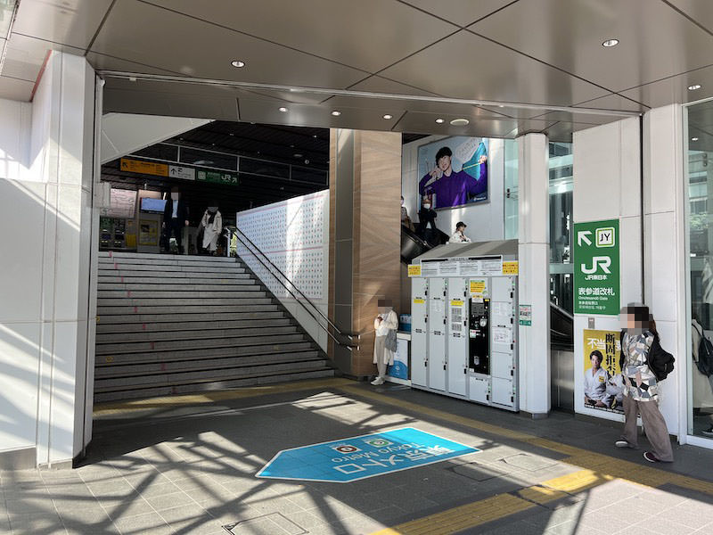 表参道改札東口階段下にあるコインロッカー