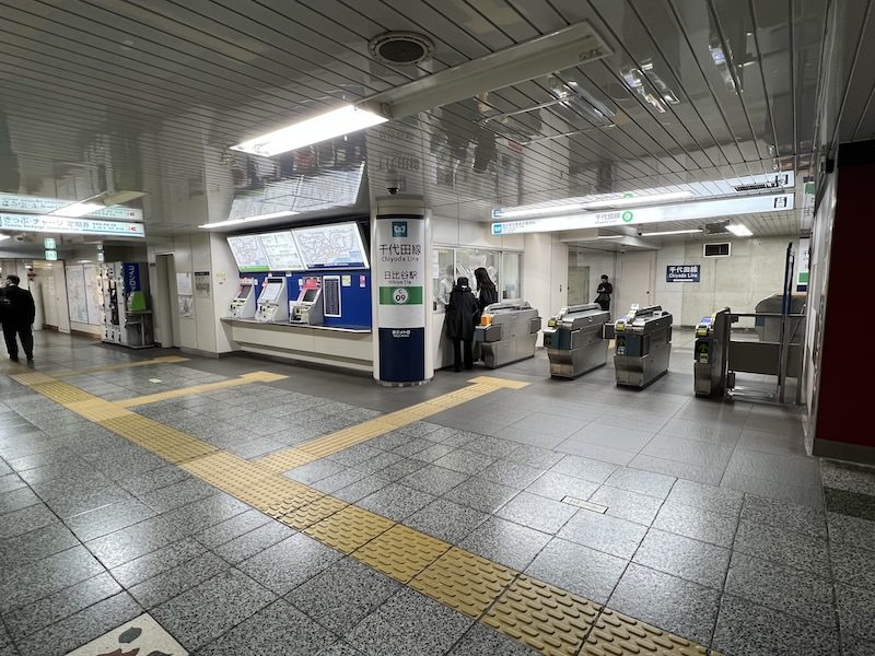 千代田線ホーム上にある日比谷交差点方面改札。きっぷうりば左側にコインロッカーが見える。
