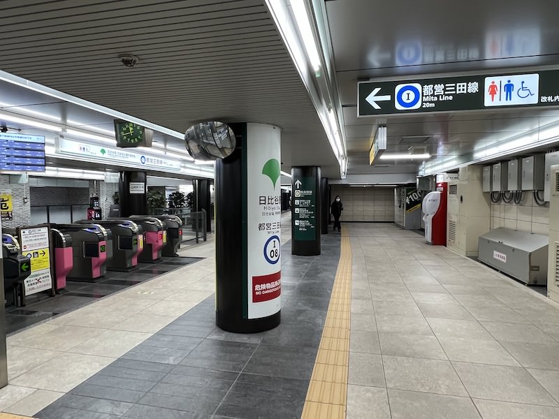 都営三田線日比谷駅の日比谷公園改札。右側の「¥100」の文字が見えるところがコインロッカー。