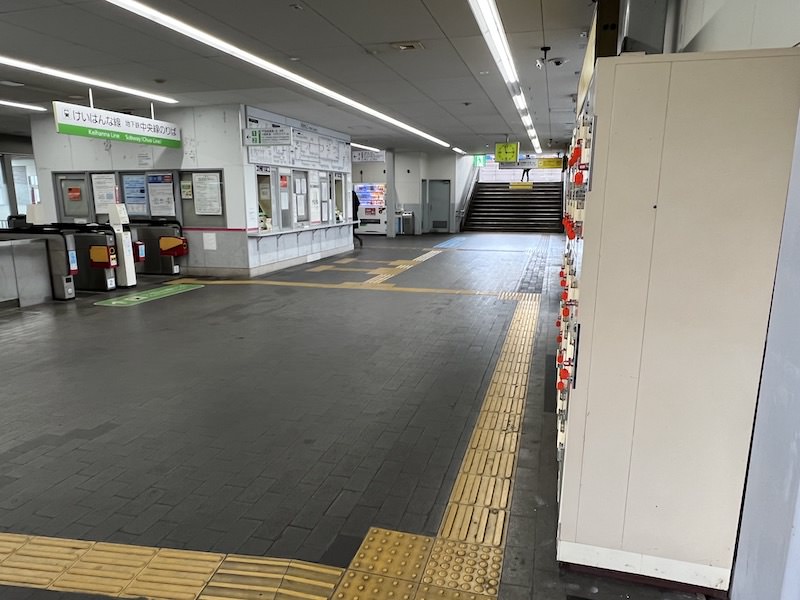 コインロッカー側から見た西改札口。手前がけいはんな線の改札できっぷうりばの奥が奈良線・生駒線の改札。 奥の階段を上がって少し歩くとケーブルの駅です。