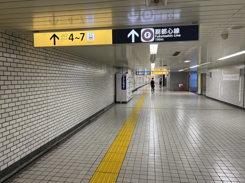 エスカレーターを降り通路を進むと左側にコインロッカーがある。奥へ進むと明治通り方面改札がある。