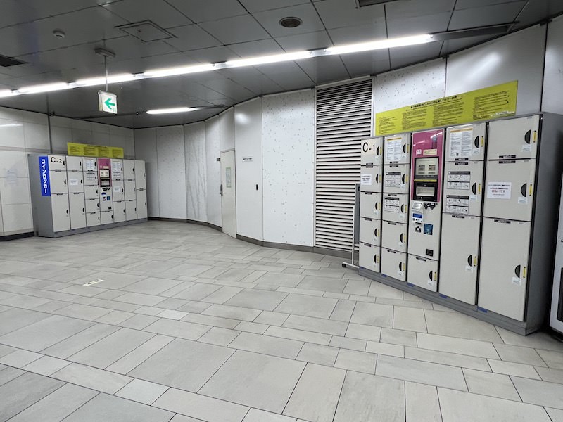 明治通り方面改札からエスカレーターで地下4階に降りたところにあるコインロッカー
