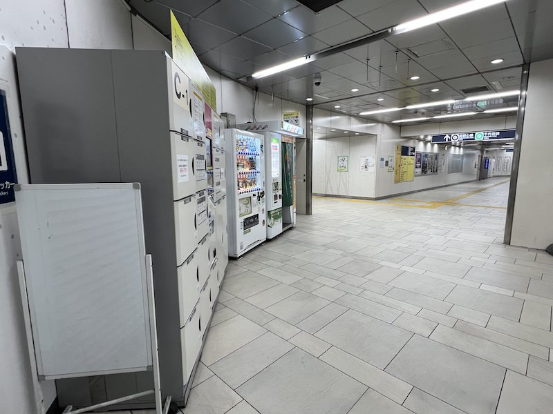 コインロッカー側から神宮前交差点改札側を見る