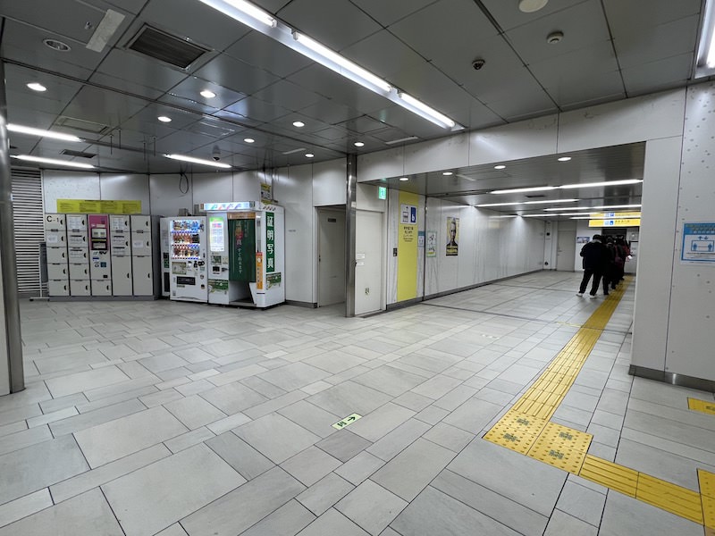 神宮前方面改札の地上へ上がるエレベーターはこのコインロッカーの横