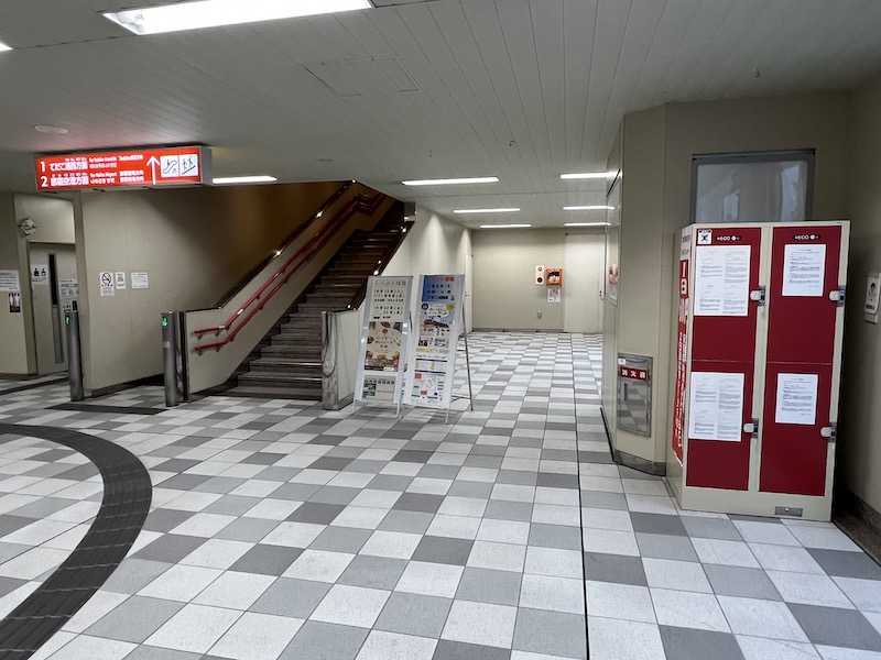 改札内コンコースエスカレーター・階段横にあるコインロッカー