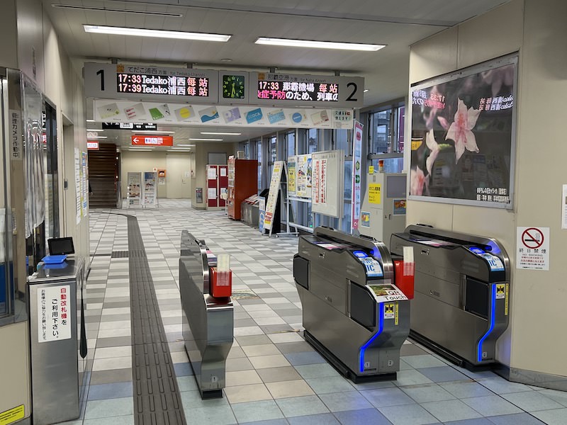 改札外から見たコインロッカー