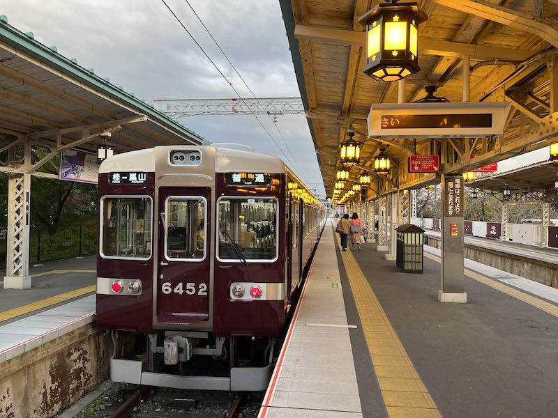 嵐山駅で発車を待つ阪急嵐山線の列車