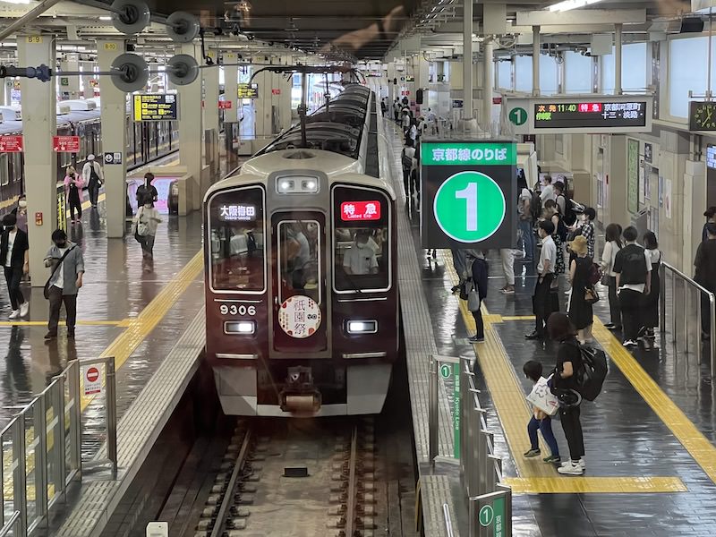 大阪梅田駅に到着する阪急京都線の特急