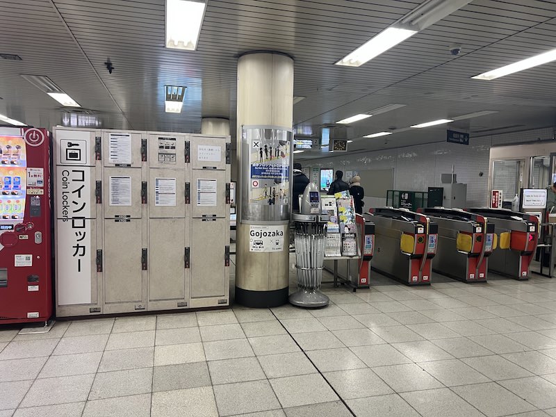 改札外から見たコインロッカー