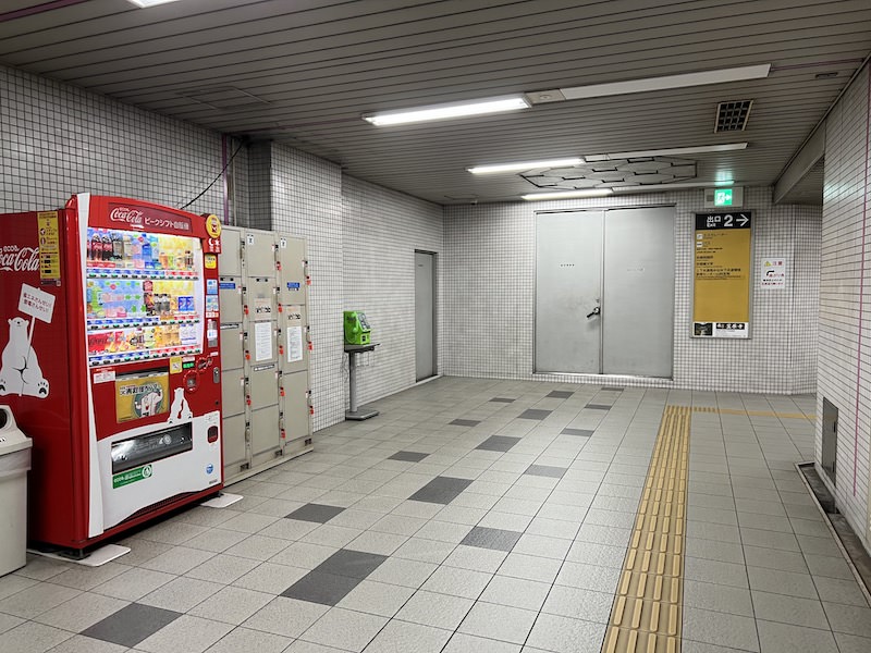 飲料水の自動販売機の横にコインロッカーがある