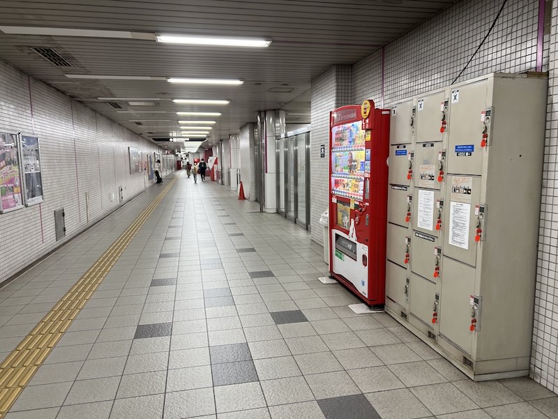 コインロッカー側から改札を見る