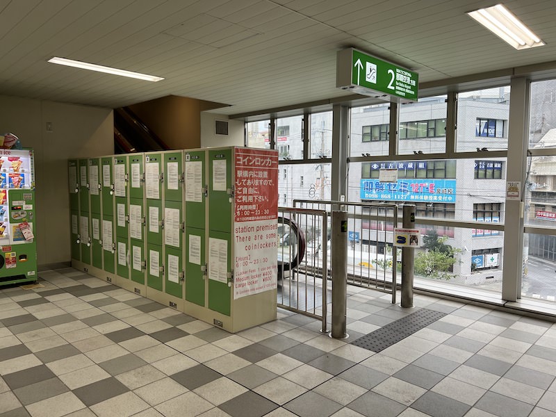 那覇空港方面行きホームへのエスカレーター横にあるコインロッカー