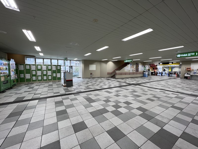 コインロッカーと改札の位置関係
