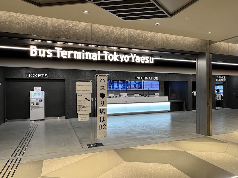 地下1階にあるチケット案内カウンター。右端の開口スペースの中にコインロッカーがある。