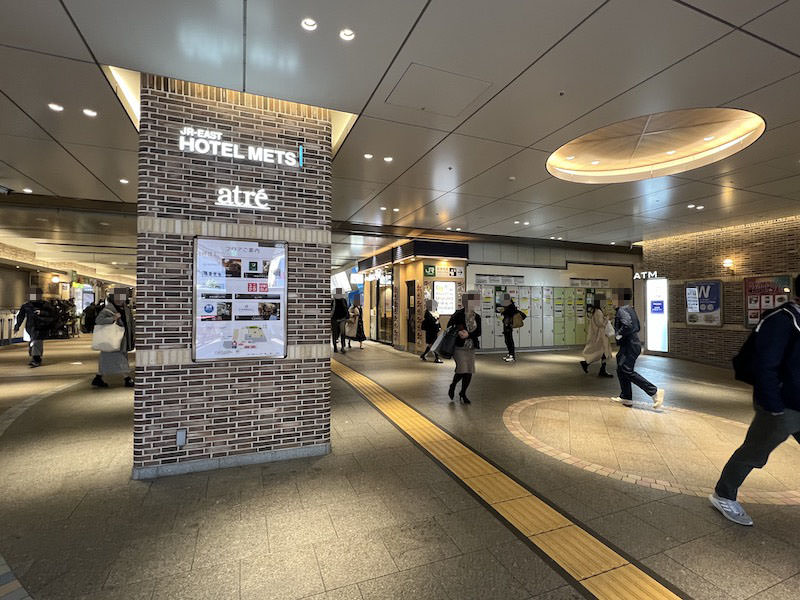 東口を入ってすぐ右側にコインロッカーがある