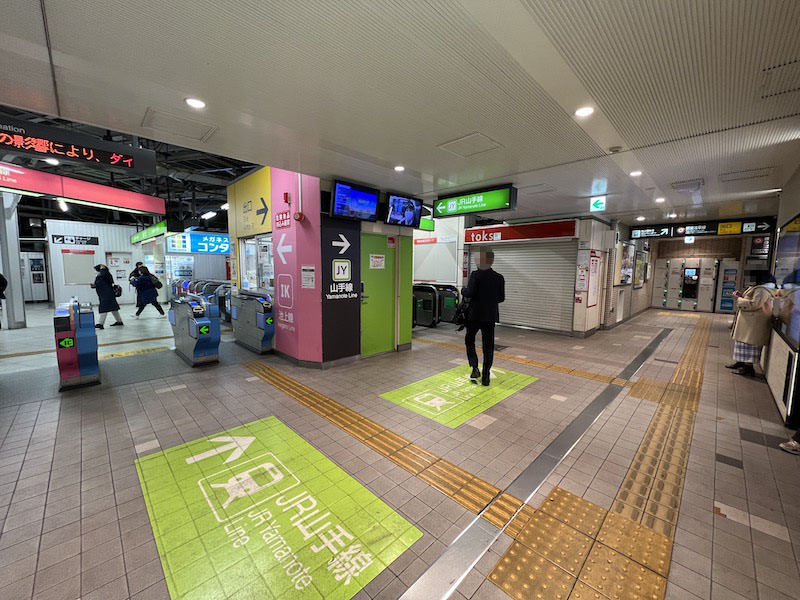 五反田東急スクエア4階。左が池上線、右が山手線の改札。右の通路奥にコインロッカーが見える。