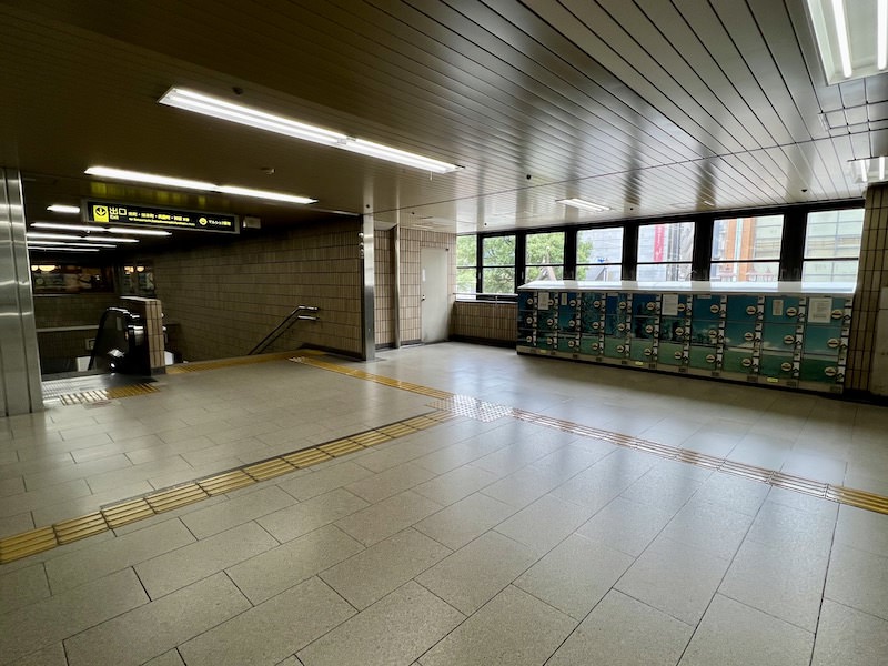 北側出口階段横にあるコインロッカー