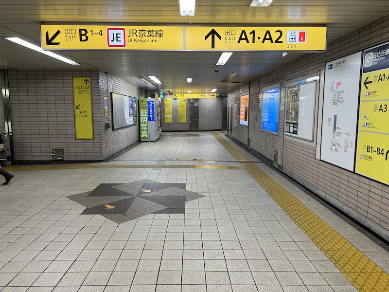 桜川公園方面改札を出て左側、JR八丁堀駅への階段の奥にコインロッカーが見える。