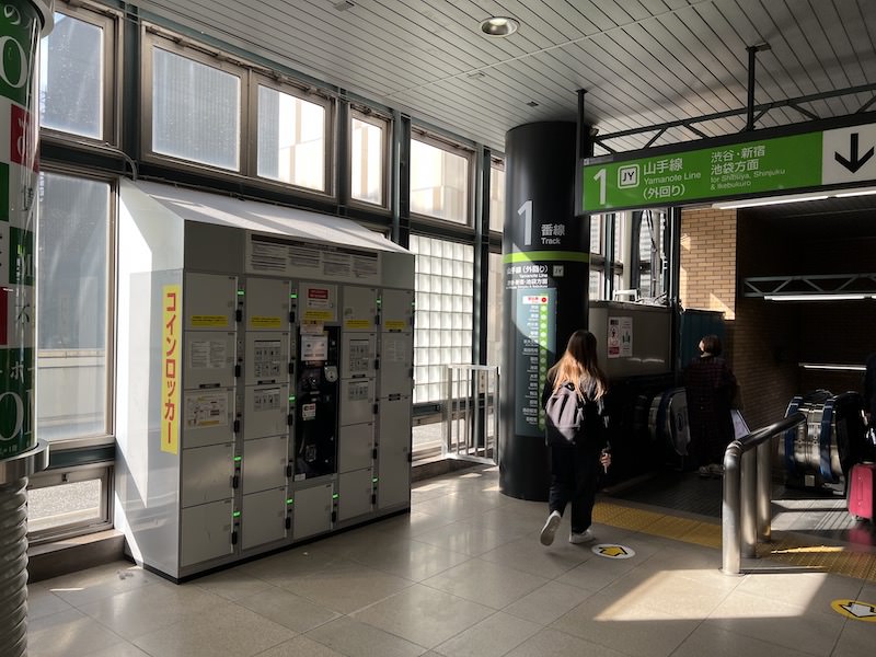 1番線・2番線山手線ホームへのエスカレーター横にあるコインロッカー