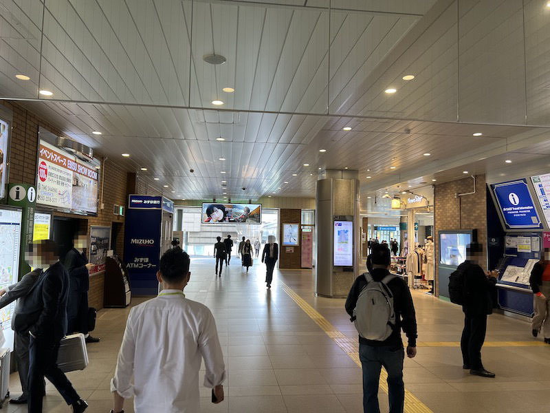 2階東口改札を出て右側の通路を進む