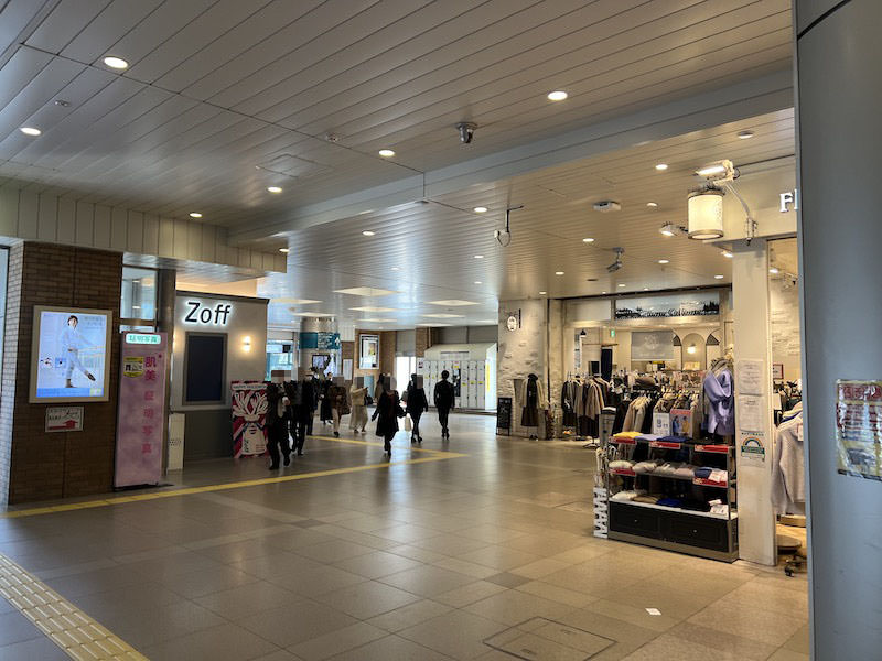 店舗がある右側の通路を進むとコインロッカーが見えてくる