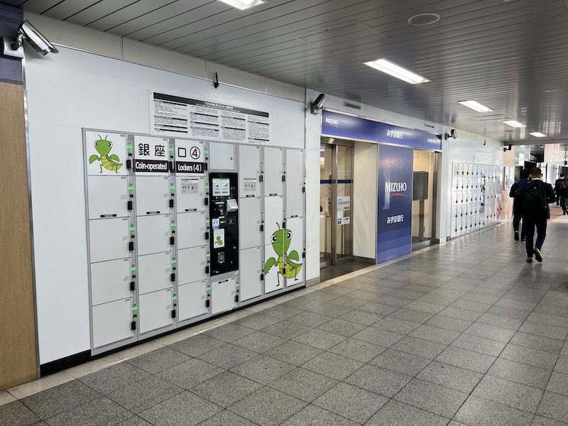 銀座口(4)のコインロッカーとATMをはさんで奥にある銀座口(5)のコインロッカー