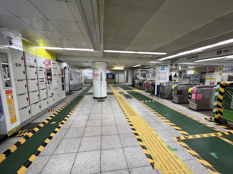 板倉方面改札出て目の前にあるコインロッカー