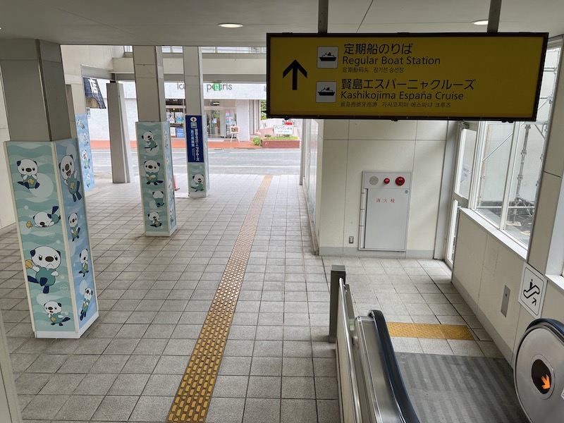 1階南口。まっすぐ進むと定期船のりばがある賢島港にたどり着く。