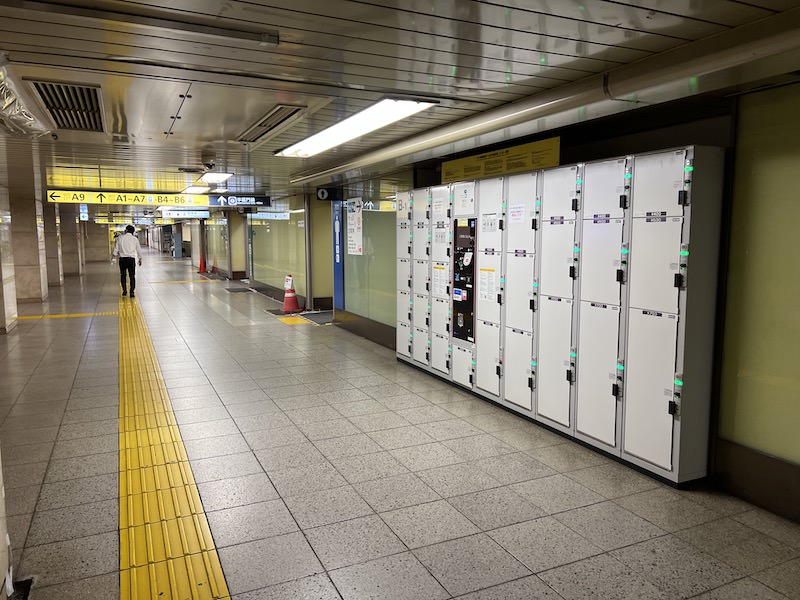 コインロッカー側から中央改札方面を見る