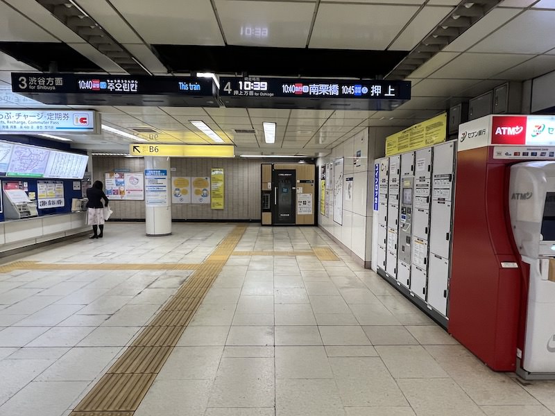 半蔵門線の日本橋方面改札近くのB6出入口付近にあるコインロッカー