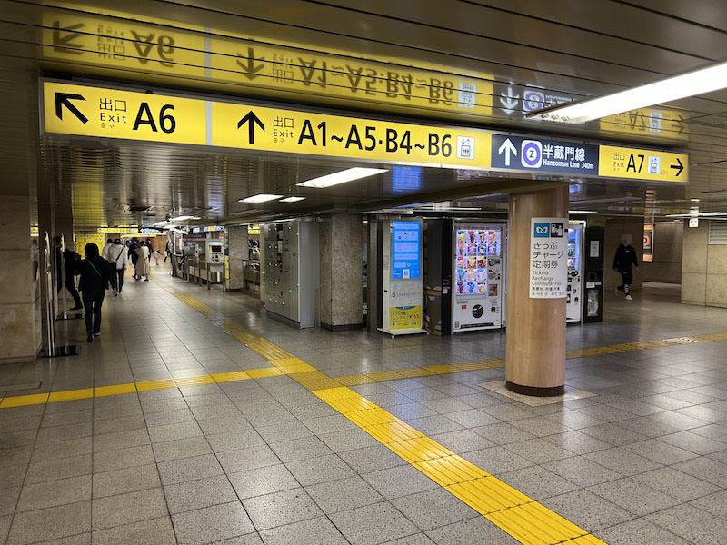 コインロッカー側から三越方面改札を見る