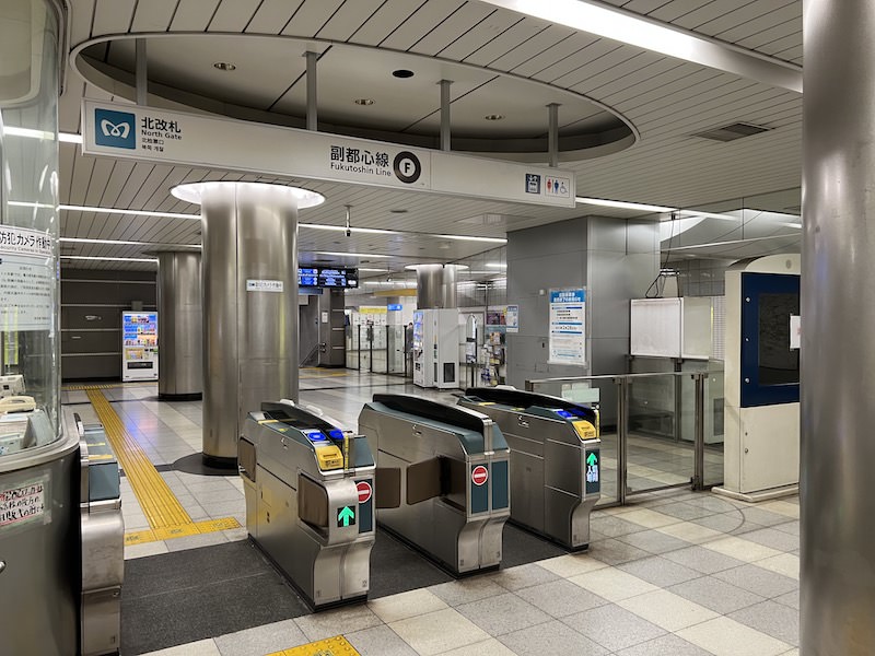 西早稲田駅の北改札。改札内の自動販売機のさらに奥に改札外のコインロッカーが見える。