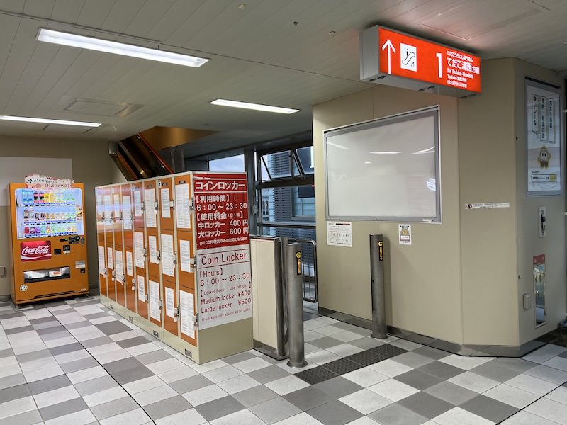 改札内、てだこ浦西方面行きホームへのエスカレーター横にあるコインロッカー。
