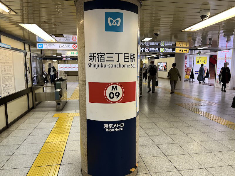 丸ノ内線の新宿方面改札。右奥に見えるのが「ビックカメラ新宿東口店」とつながるA5出入口。コインロッカーは左に続く通路内にある。