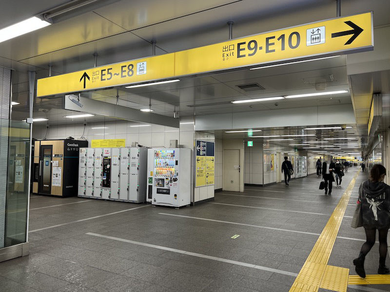 新宿三丁目交差点方面改札(手前)と高島屋方面改札(奥)をつなぐ通路内にコインロッカーがある